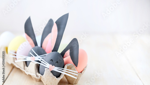 Plakat Śliczne kreatywne zdjęcie z pisanek, niektóre jaja jako Easter Bunny