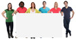 © Markus Mainka - Gruppe junge Leute Menschen Werbung Marketing jung lachen Schild leer Textfreiraum Copyspace Freisteller