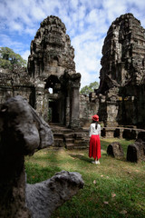 A fasion girl stands in front of the monuments