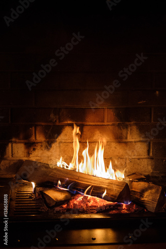 Plakat ogień płonie w kominku