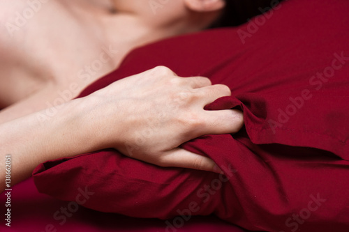 Plakat Kobiety ręki znaka orgazm na łóżku
