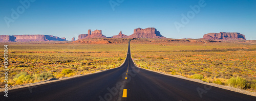 pomnikowa-dolina-z-usa-autostrada-163-przy-zmierzchem-utah-usa