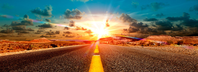 Wall Mural - concepto de aventuras y viajes por el desierto.paisaje carretera y puesta de sol.