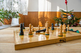 Fototapeta  - kompozycja, drewniane tradycyjne szachy na brązowym tle