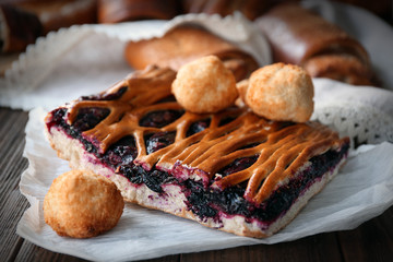 Canvas Print - Tasty fruit pie with cookies on wooden table