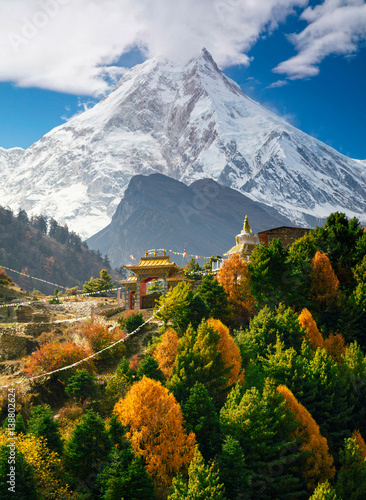 Plakaty Mount Everest  klasztor-buddyjski-i-gora-manaslu-w-himalajach-nepal-widok-z-trekkingu-po-obwodzie-manaslu