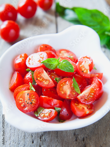 salatka-z-pomidorow-cherry-w-uszatej-misce