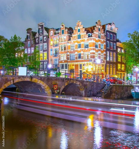 kanal-w-amsterdamie-i-smugi-swiatel-przeplywajacego-statku-pod-mostem
