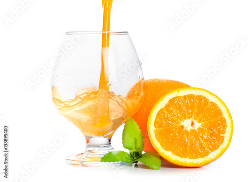pomarancze-i-maly-kieliszek-soku-na-bialym-tle