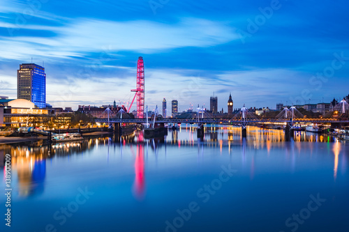 Cuadros en Lienzo View of London panorama from Waterloo Bridge at sunrise in London , England