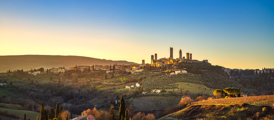 Canvas Print - San Gimignano panoramic medieval town towers skyline and landscape. Tuscany, Italy