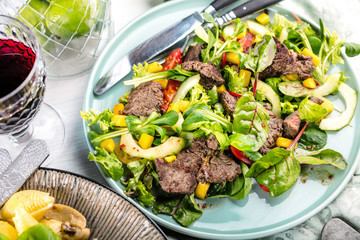 Poster - Salat mit Rinderfilet streifen und mango