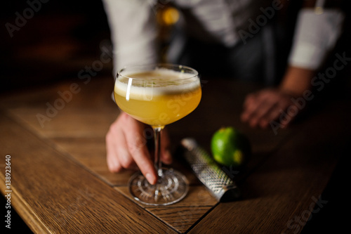 Fotografía man keeping glass with coctail no face