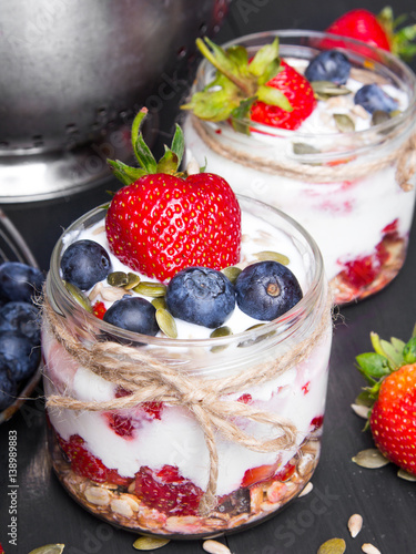 jogurt-musli-z-truskawkami-i-jagodami
