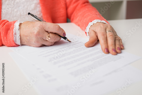 Cuadros en Lienzo Senior signing papers at the office