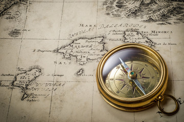 Fototapete - Old compass on vintage map. Retro style.