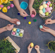 hände färben ostereier / hands coloring easter eggs