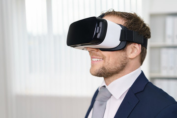 mann im büro mit virtual reality brille