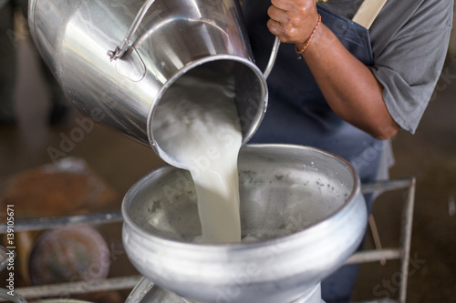 Fotografía Worker pouring milk into a container for transform.