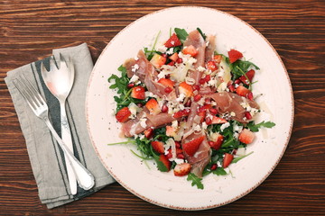 Wall Mural - Arugula salad with strawberries, feta cheese, prosciutto, parmes