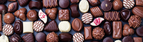 Fotomural Assortment of fine chocolate candies. Top view