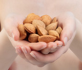 jeune femme tenant des amandes dans sa main