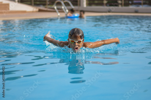 Plakat Pływacki dziecko chłopiec motyla styl z gogles