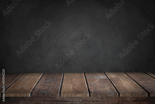 Plakat Czarne tło z drewnianym stołem