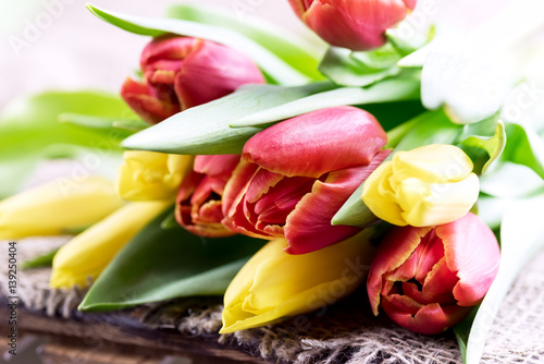 czerwone-i-zolte-tulipany-na-drewnianym-tle