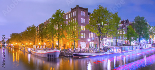 nocny-widok-oswietlonego-amsterdamu