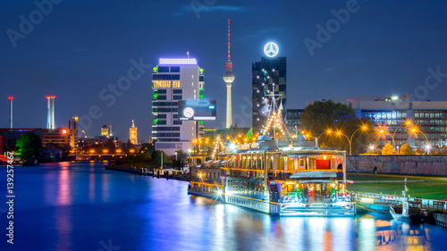 oswietlony-statek-plywajacy-po-rzece-w-berlinie-w-godzinach-nocnych