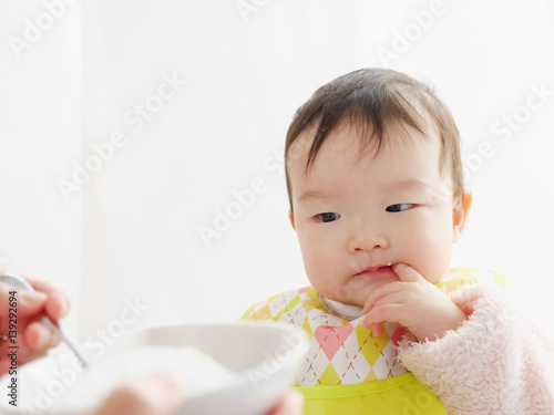 指をくわえて離乳食を食べたそうに待っている赤ちゃん Buy This Stock Photo And Explore Similar Images At Adobe Stock Adobe Stock 指をくわえて離乳食を食べたそうに待っている赤ちゃん Buy This Stock Photo And Explore Similar Images At Adobe Stock Adobe Stock
