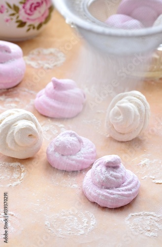 ciasteczka-cukrowe-bezy-rozowe-i-bezowe