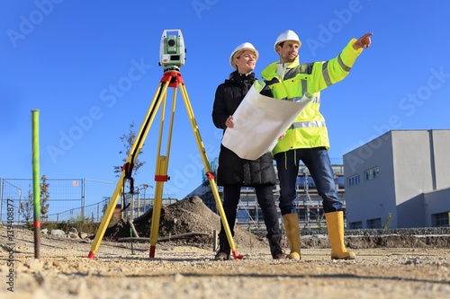 Fotografie, Obraz Architektin und Bauleiter Vermesser auf Baustelle