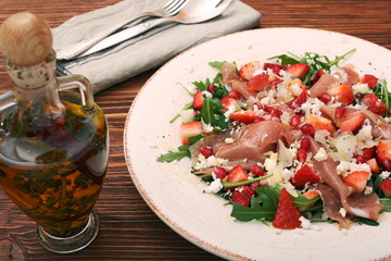 Wall Mural - Arugula salad with strawberries, feta cheese, prosciutto, parmes