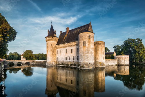 zamek-w-sully-sur-loire-o-zachodzie-slonca-francja