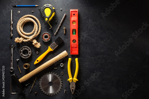 Plakat narzędzia i instrumenty na czarno