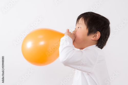 風船を膨らます子供 Stock Photo Adobe Stock 風船を膨らます子供 Stock Photo Adobe Stock