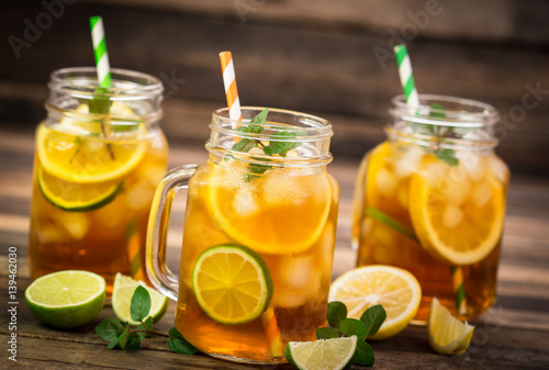 herbata-lodowa-z-cytryna-limonka-i-mieta-w-wesolych-kubkach