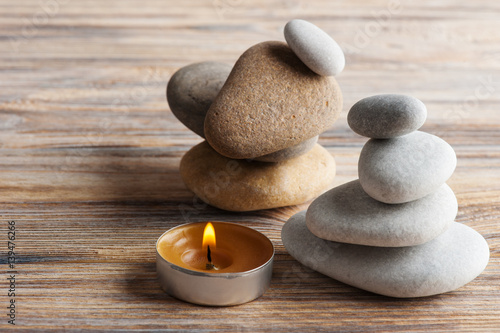Fotomural zen composition with stones and lit candle
