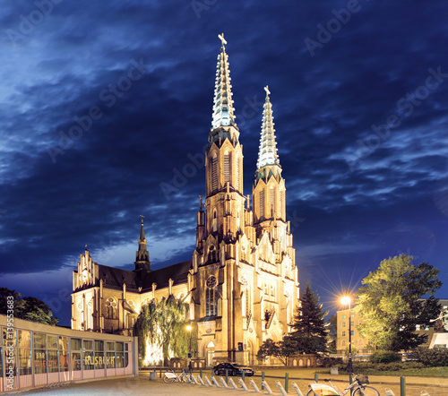 katedra-sw-floriana-w-warszawie-w-nocy