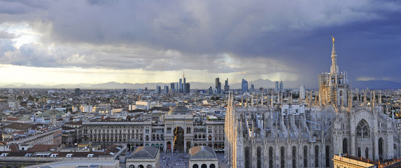 Italia - Milano - Galleria Vittorio Emanuele e Skyline durante il tramonto - Duomo