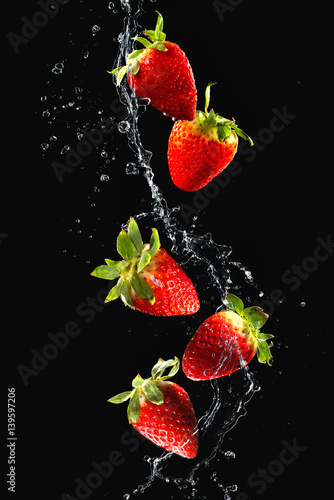 Naklejka - mata magnetyczna na lodówkę Strawberries in water splash