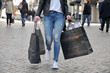 Junge Frau beim Shopping am verkaufsoffenen Sonntag in der Fußgängerzone 