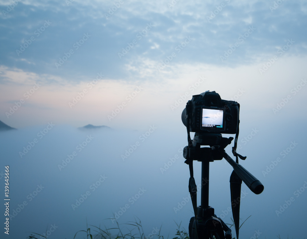 Installing the camera on a tripod to shoot the sunrise in the morning ...
