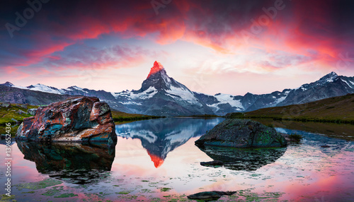 Pinturas sobre lienzo  Colorful summer sunset on the Stellisee.
