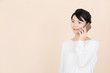 © karin - 電話をする女性