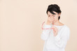 © karin - 目頭を押さえる女性