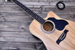 chitarra acustica su  una base di legno
