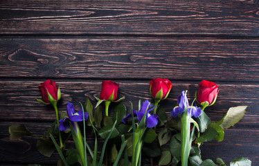 Poster - Fresh roses on wood desk with card